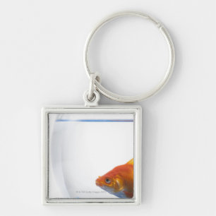 Goldfisch in der Schüssel auf weißem Hintergrund Schlüsselanhänger