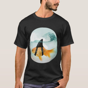 Goldfisch mit einer Haifischflosse, der auf einer T-Shirt
