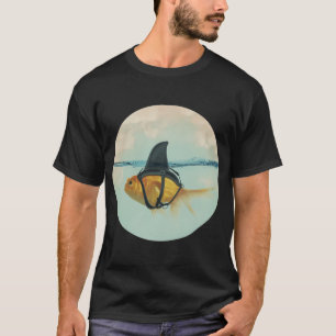 Goldfisch mit einer Haifischflosse T-Shirt