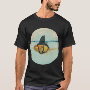 Goldfisch mit einer Haifischflosse T-Shirt