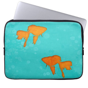 Goldfisch Orange Silhouetten in türkisfarbenem Was Laptopschutzhülle