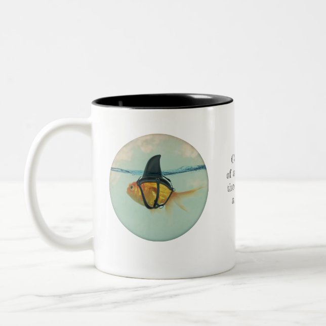 Goldfish with a Shark Fin Confetti Zweifarbige Tasse (Links)