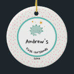 Goldfolienkranz | Baby First Christmas Blue Keramik Ornament<br><div class="desc">Elegantes,  modernes und hübsches Foto Weihnachtsschmuck. Diese Vorlage mit Blumenkranz mit goldgrünem Blattwerk und roten Beeren. Umkehren,  um eine anmutigende Illustration von Blue Baby Dinosaurier zu enthüllen,  die unter den goldgelben Sternen mit dem Namen des Baby schlafen. Ideal für Junge und Mädchen. Perfektes Geschenk für alle Jahreszeiten!</div>