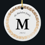 Goldgarland Elegantes Foto und Mit Monogramm Weiß Keramikornament<br><div class="desc">Bekleiden Sie Ihren Weihnachtsbaum im klassischen Schwarz-Weiß-Stil und glitzern Sie mit einem beliebten Foto aus der Familie auf diesem zweiseitigen, personalisierten Porzellanschmuck. Personalisieren Sie den Rücken mit Ihrem Familiennamen, Monogramm und dem Jahr, um einen einzigartigen Sake zu schaffen, den Sie für die nächsten Jahre schätzen werden. Fotografie � Shanna Russell...</div>