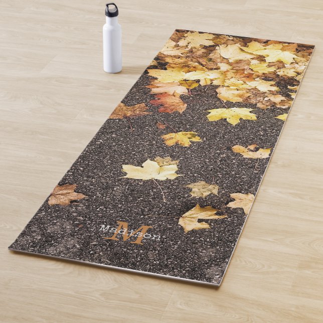 Goldgelber Ahorn verlasse Herbstasphalt Monogramm Yogamatte (Beispiel)