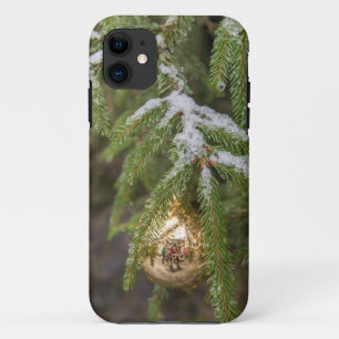 Goldglasweihnachtsverzierung auf immergrünem Baum title_seo2