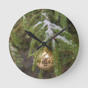 Goldglasweihnachtsverzierung auf immergrünem Baum Runde Wanduhr