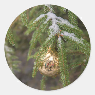 Goldglasweihnachtsverzierung auf immergrünem Baum Runder Aufkleber