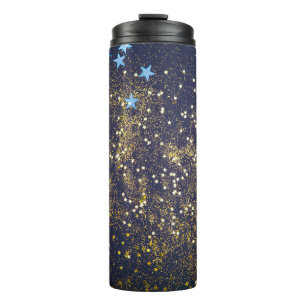 Goldglitter und glitzernde blaue Sterne auf schwar Thermosbecher