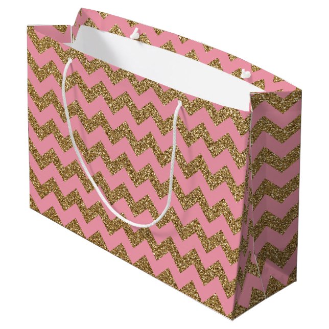 GoldGlitzer-Zickzack Muster auf Rosa Große Geschenktüte (Rückseite Schrägansicht)