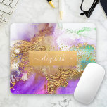 Goldgoldfarbener Marmor lila rosa grüne Glam Chic Mousepad<br><div class="desc">Ein funkelnd, vergoldetes Imitat-Band mit dem Schrifttypografiennamen überlagert einen reichen, goldfarbenen, lila, aqua-blauen und weißen Aquarellhintergrund auf diesem eleganten, trendigen, gürteligen individuelle Name-Mousepad. Macht jedes Mal, wenn Sie es benutzen, eine elegante und stilvolle Aussage. Ein großartiges Geschenk für einen Freund und auch für dich! Geben Sie einfach den Namen Ihrer...</div>