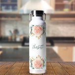 Goldgrün der Rose Floral Trinkflasche<br><div class="desc">Ein schick weißer Hintergrund. Dekoriert mit Rose Gold und rot rosa Blumen,  Blume (Rose) und grünen Aquarellen Eukalyptus-Blätter,  Sprigs,  Grün und Imitat Goldsprigs. Personalisieren und einen Namen hinzufügen. Der Name ist mit einem modernen handgeschriebenen Stilskript geschrieben.</div>