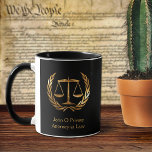 Goldjustizskala Tasse<br><div class="desc">Elegante Gold-Skala der Justiz Anwalt Namen Vorlage benutzerdefinierte Tasse. Perfektes Geschenk für Anwälte,  Richter oder Jurastudenten.</div>