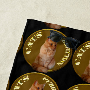Goldkatzen mit Ingwerkatze, Strandtuch