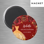 Goldkleid aus Quinceanera, roter Glitzer Magnet<br><div class="desc">Für eine Quinceañera,  15. Geburtstagsparty. Ein roter Hintergrund mit Imitaten Gold Glitzer,  ein Kleid und rote Rosen,  Blumensträuße. Der Name ist mit einem modernen handgeschriebenen Stilskript geschrieben. Personalisieren und fügen Sie einen Namen und ein Datum hinzu.</div>