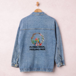 Goldmakavogel und fliegender hoher, Gefühl-freier Jeansjacke