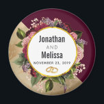 Goldmarmor Muster und Burgund Florals Hochzeit Magnet<br><div class="desc">Eine Gastgeschenk Hochzeit / speichern Sie den Datums-Magneten. Die Einrichtung besteht aus goldgelbem Marmormuster und einer soliden bordeauxfarbenen Farbe, die diagonal angeordnet ist. Ein Kreis mit einem Imitat mit goldfarbener Folienabdeckung, der auf einem hübschen Blumenstrauß mit Rose, Nelken und anderen Blume verlegt ist. Ein Paar Hochzeiten klingelt im Kreis mit...</div>