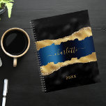Goldmedaille 2025 planer<br><div class="desc">Schwarz Marineblau und Imitate Gold,  Age,  Marmorstein als Hintergrund bedruckt. Personalisieren und fügen Sie Ihren Namen und ein Jahr. Der Name ist mit einem modernen handgeschriebenen Stilskript geschrieben.</div>