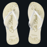Goldmedaille auf Elfenbein Die Braut Elegante Hoch Flip Flops<br><div class="desc">Tanzen Sie die Nacht mit diesen schönen Hochzeitsflip-Flops. Sie sind für die Braut konzipiert und zeichnen sich durch ein schlichtes und dennoch elegantes Design aus, das mit goldfarbenen Schriftzeichen auf einem elfenbeinfarbenen oder cremefarbenen Hintergrund sowie extravaganten, goldenen Spitzen-Gürteln und Wirbel besticht. Eine schöne Art, extravagant und angemessen bleibe, während Sie...</div>