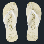 Goldmedaille auf Elfenbein Die Braut Elegante Hoch Flip Flops<br><div class="desc">Tanzen Sie die Nacht mit diesen schönen Hochzeitsflip-Flops. Sie sind für die Braut konzipiert und zeichnen sich durch ein schlichtes und dennoch elegantes Design aus, das mit goldfarbenen Schriftzeichen auf einem elfenbeinfarbenen oder cremefarbenen Hintergrund sowie extravaganten, goldenen Spitzen-Gürteln und Wirbel besticht. Eine schöne Art, extravagant und angemessen bleibe, während Sie...</div>
