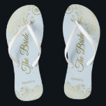 Goldmedaille auf Pulverfarbe Blau Die Braut Elegan Flip Flops<br><div class="desc">Tanzen Sie die Nacht mit diesen schönen Hochzeitsflip-Flops. Sie sind für die Braut konzipiert und zeichnen sich durch ein schlichtes und dennoch elegantes Design aus, das mit goldfarbenen Schriftzeichen auf einem hellpulverblauen Hintergrund und extravaganten goldenen Spitzen-Gürteln und Wirbel besticht. Eine schöne Art, extravagant und angemessen bleibe, während Sie Ihren Füßen...</div>