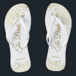 Goldmedaille auf Weiß Die Braut Elegante Hochzeit Flip Flops<br><div class="desc">Tanzen Sie die Nacht mit diesen schönen Hochzeitsflip-Flops. Sie sind für die Braut konzipiert und zeichnen sich durch ein schlichtes, aber elegantes Design aus, mit goldfarbenen Schriftzeichen auf weißem Hintergrund und extravaganten goldenen Spitzen-Gürteln und Wirbel. Eine schöne Art, extravagant und angemessen bleibe, während Sie Ihren Füßen eine Pause nach einem...</div>