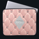 Goldmonogramm aus gehobener Rose Laptopschutzhülle<br><div class="desc">Unsere "luxuriös getuftete" Kollektion besticht durch wunderschöne Rose mit goldgelben und goldgearbeiteten Hintergründen mit Rhinestones. In der Mitte befindet sich ein Platzhalter für die Rautenform für Monogramm und Geschäftsinformationen in verschiedenen Farben. Karo in unserem Shop für weitere ergänzende Artikel aus dieser Kollektion.</div>