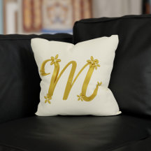 Goldmonogramm-Letter M mit Blumendetails-Creme