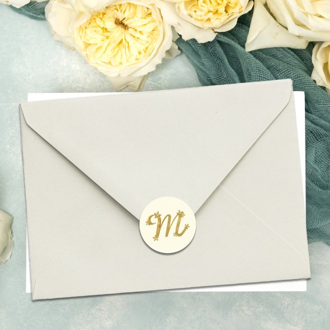 Goldmonogramm-Letter M mit Blumendetails-Creme Runder Aufkleber (A fancy gold letter m cream envelope sticker just for you)