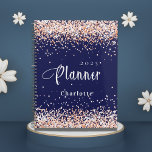 Goldname des Navy-Rose-Glitzer 2025 Planer<br><div class="desc">Navy Hintergrund. Rose Gold,  rot Imitate Glitzer Staub. Personalisieren und fügen Sie ein Jahr und einen Namen hinzu. Weiße Buchstaben.</div>
