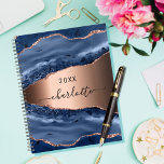 Goldname-Skript für die Blaue Rose aus Marmor 2023 Planer<br><div class="desc">Dunkelblau und Rose goldfarben,  Marmorsteindruck als Hintergrund Persönlich gestalten und Ihren Namen hinzufügen. Der Name ist mit einem modernen handgeschriebenen Stilskript geschrieben.</div>
