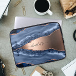 Goldnamensskript der Rose Blauer Marmor Laptopschutzhülle<br><div class="desc">Dunkelblau und Rose goldfarben,  Marmorsteindruck als Hintergrund Persönlich gestalten und Ihren Namen hinzufügen. Der Name ist mit einem modernen handgeschriebenen Stilskript geschrieben.</div>