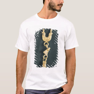 Goldohrring mit Tropfen-förmigem Anhänger in der T-Shirt