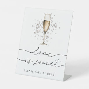 Goldperlen und Prosecco Champagner Liebe ist süß Sockelschild