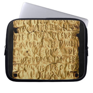 Goldplatte mit "langatmiger" Etruscan Aufschrift Laptopschutzhülle