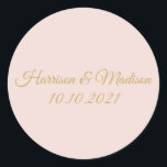 Goldrot-Rosa Monogram Brautfavoriten Runder Aufkleber<br><div class="desc">Goldrot Rosa Monogram Maßgeschneiderte Hochzeit Klassischer Rundsticker Hochzeitsgeschenk bevorzugt Klassische Rundsticker Imitate Goldbriefe,  Rosa Hintergrund</div>