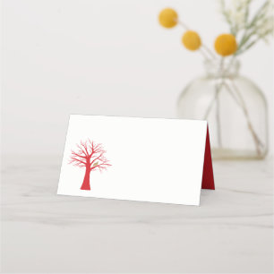 Goldschmuck in einem roten Winterbaum Weihnachten Platzkarte