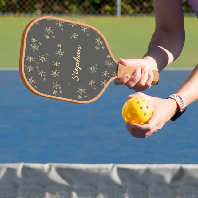 Goldschneeflocken auf grau pickleball schläger (InSitu)