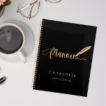 Goldschule für Schwarze Rose, Studie Typografie 20 Planer<br><div class="desc">Ein eleganter schwarzer Hintergrund,  der mit einem Federstift geschmückt ist. Personalisieren und fügen Sie einen Namen und ein Jahr. Goldener Text: Planer</div>
