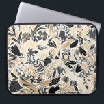 Goldschwarz-Blumen-Blätter-Illustrationsmuster Laptopschutzhülle<br><div class="desc">Dieses elegante und moderne Muster ist perfekt für die stilvolle und trendige Frau. Es verfügt über ein Imitat gedruckte Goldfolie, schwarze, graue und weiße handgezeichnet Blume und Blatt-Illustrationsmuster. Es handelt sich um ein elegantes, hübsches, einzigartiges und luxuriöses Design. Ideal für die elegante und elegante Dame. Alle Blüten und Blätter sind...</div>
