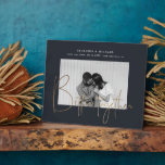 Goldskript ein Foto Save the Date Verlobung pla Fotoplatte<br><div class="desc">eleganter,  fett formatierter Schriftart in drei Varianten,  goldfarbene Folie,  weiß und schwarz mit verschiedenen Hintergrundfarben. Dieses 1-Foto-Design ist perfekt für Ihre Save the Date- und Verlobung-Karten. Wählen Sie zwischen verschiedenen Optionen in unserem Shop.</div>