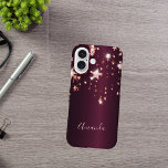 Goldsterne der Burgund-Rose iPhone 16 Hülle<br><div class="desc">Ein elegantes,  mädchenhaftes und gläsernes Gehäuse. Rose goldene Sterne. Tiefer,  dunkler lila Verlauf. Geben Sie Ihren Namen ein,  der mit einem modernen handgeschriebenen Stilskript geschrieben wurde. rosa Buchstaben.</div>