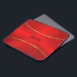Goldstreifen im Hintergrund Laptopschutzhülle<br><div class="desc">Bild von rotem metallischem Hintergrund mit zwei glänzenden goldenen Streifen Akzent. Optionales Monogramm.</div>