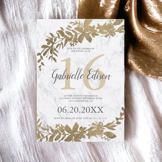 Goldtypografie Blumenweißer Marmor Sweet 16 Einladung (Gold typography Floral white marble Sweet 16 Invitation)