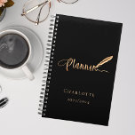 Goldtypografie der Schwarzen Rose 2025 Planer<br><div class="desc">Ein eleganter schwarzer Hintergrund,  der mit einem Federstift geschmückt ist. Personalisieren und fügen Sie einen Namen und ein Jahr. Goldener Text: Planer</div>
