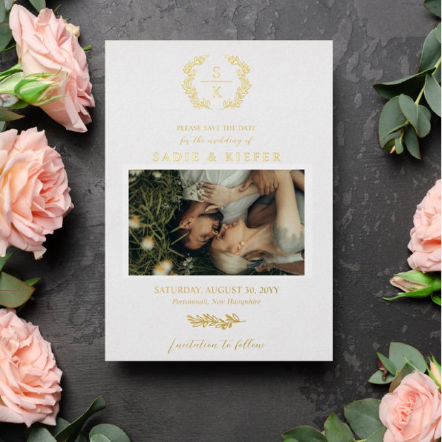 Goldtypografie Laurel Wreath Monogram Foto Folieneinladung (Von Creator hochgeladen)