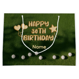 Golf 30. Geburtstag mit Golfbällen auf grünem Gras Große Geschenktüte