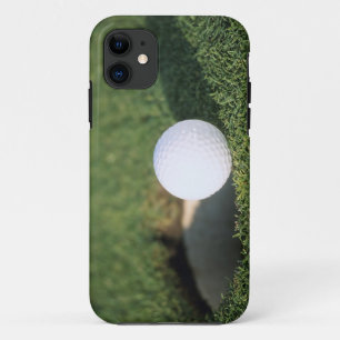 Golf Ball am Rand des Lochs iPhone 11 Hülle