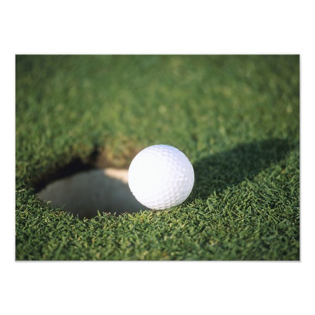 Golf Ball am Rand des Lochs Fotodruck (Vorne)