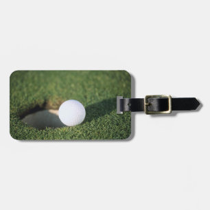 Golf Ball am Rand des Lochs Gepäckanhänger